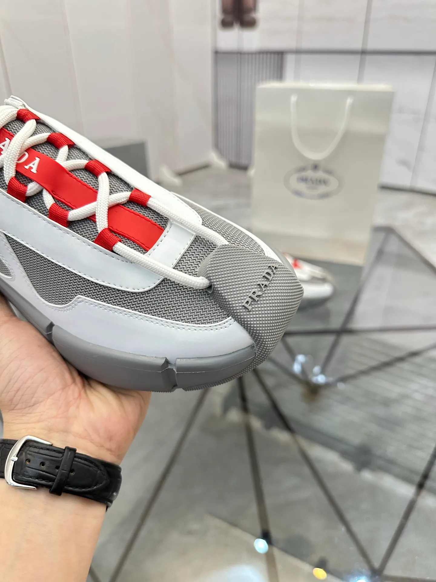 Men's shoes: 💰P540¥ High-end top quality Product trademark: Prada *"Prada*" low-top casual shoes Regular size: 38-45 (can be customized to 46) Product materials: imported first-layer cowhide leather splicing breathable mesh upper, breathable lining, cowhide foot pads, original ultra-light foam outsole. No.: 001